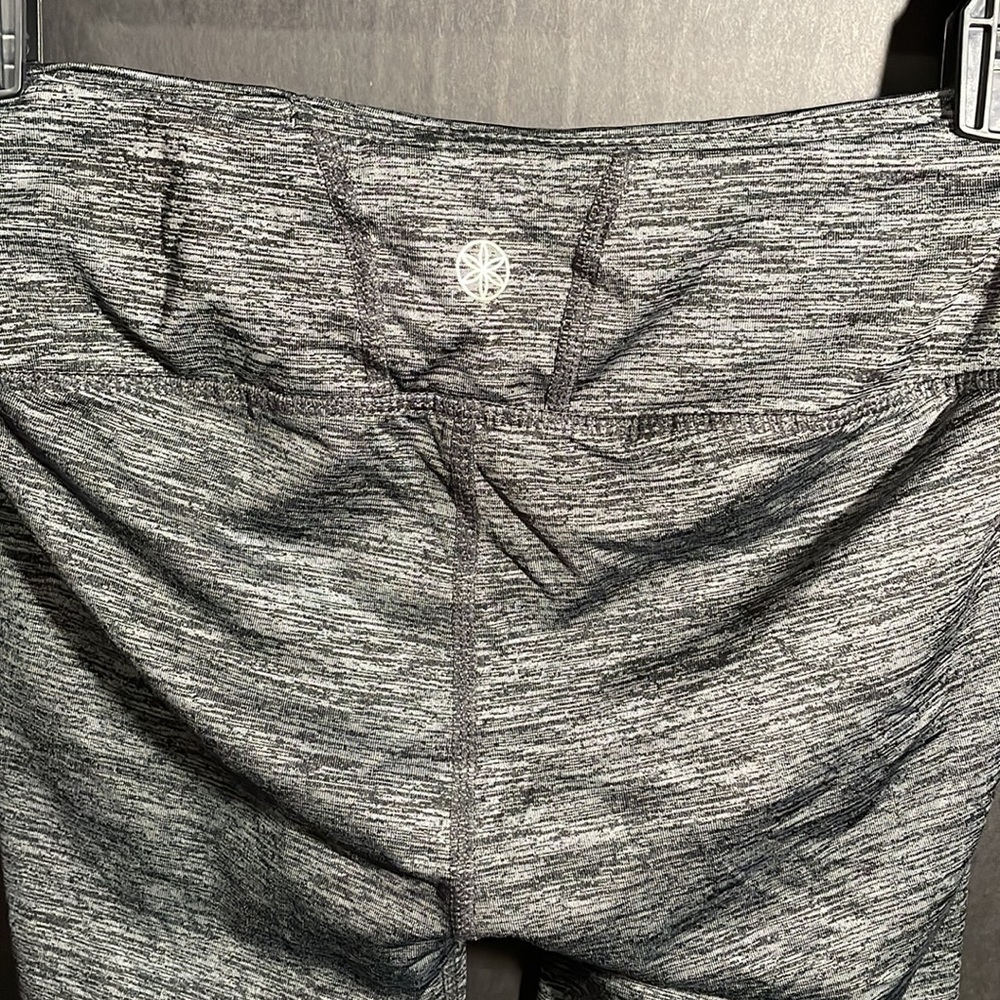 GAIAM gray & black Capri length yoga leggings in women’s size XS - Picture 4 of 7